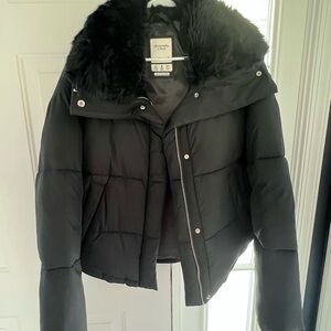 Abercrombie & Fitch Black Women's mini Puffer Jacket with Faux Fur Collar
